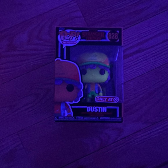 Funko Pop Dustin #828 - Picture 1 of 10